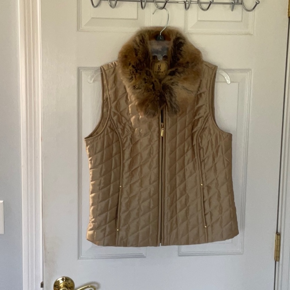 Vest with fur collar